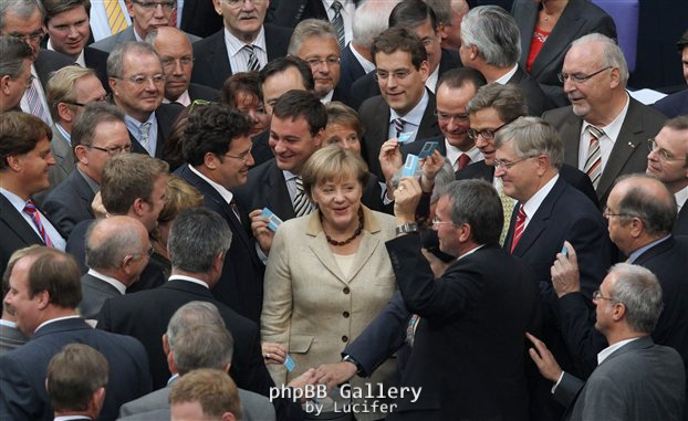 merkel-ypostiriktes